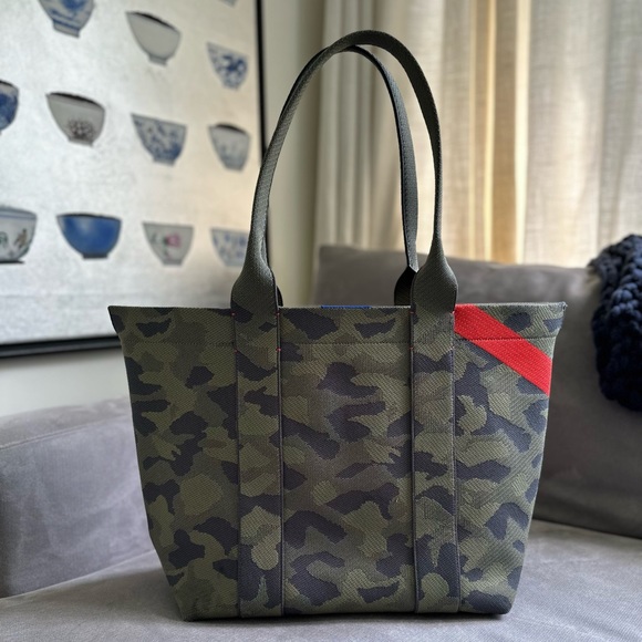 ✨❌ SOLD ❌ Rothy's Green Camo Essential Tote - Picture 2 of 4